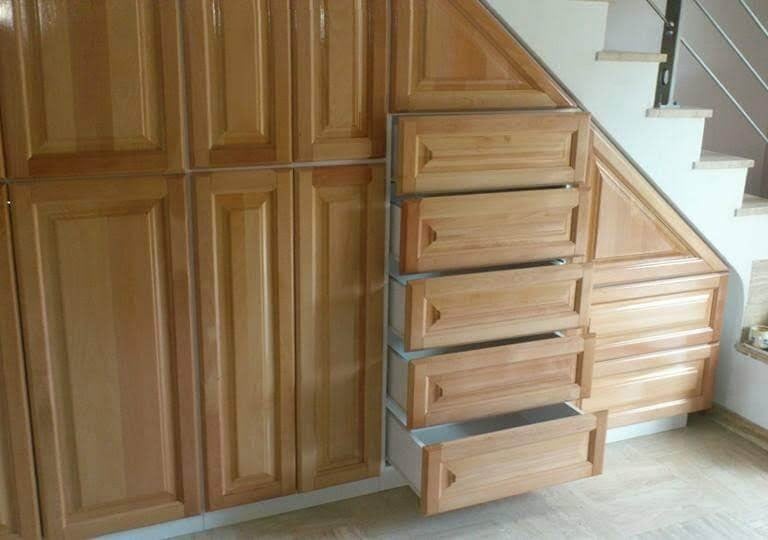 Placard sous escalier en bois sur mesure
