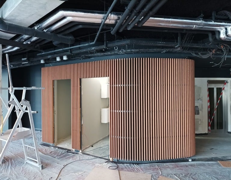 Habillage mural en tasseaux de bois