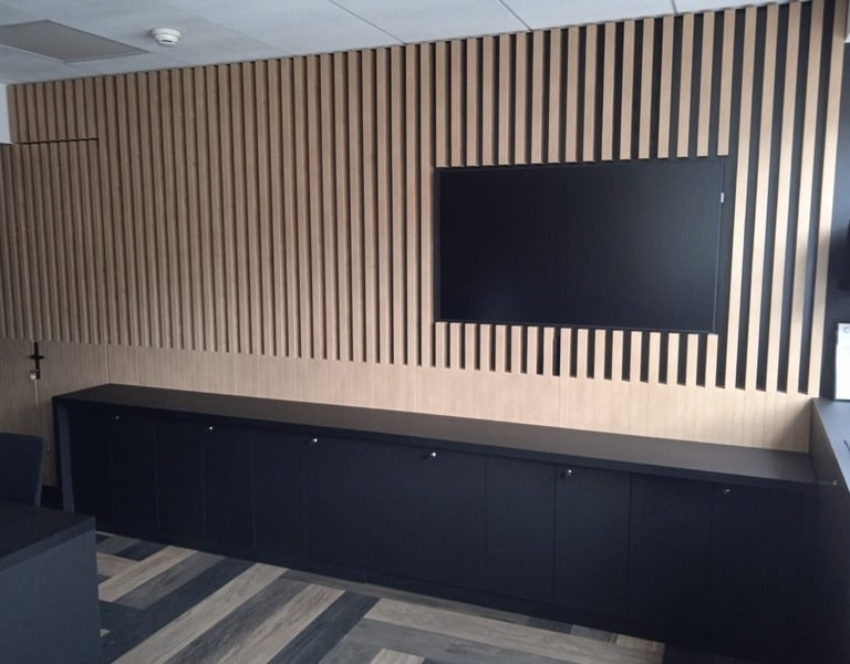 Mur TV en tasseaux de bois avec meuble sur mesure