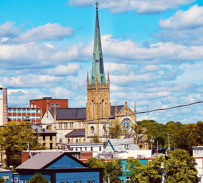 Ville de saint-brieuc en bretagne avec église au centre