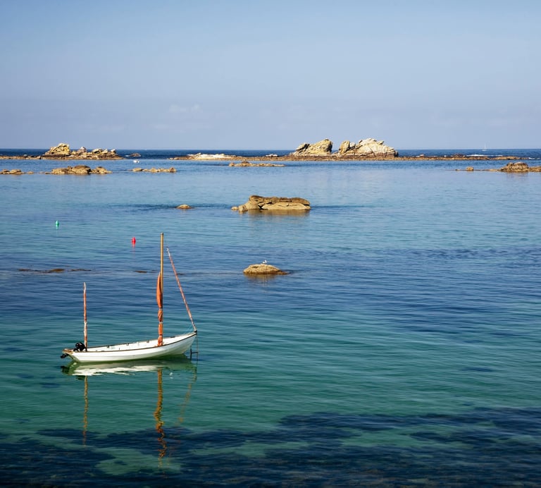 Mer bretonne avec petit bateau