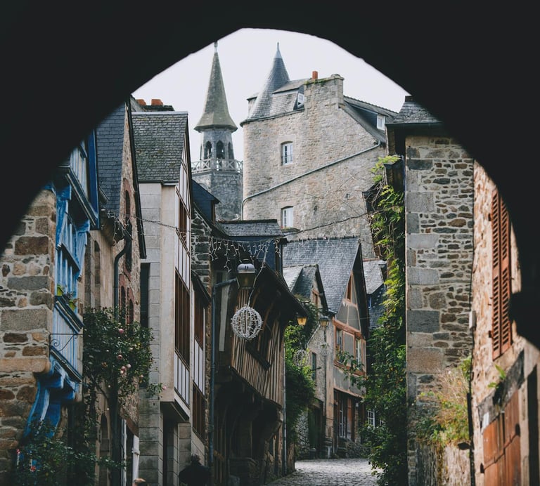 Ruelle dans la ville de dinan en bretagne