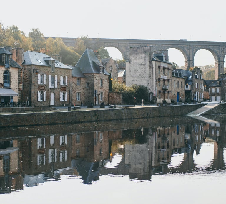 Ville bretagne avec maison en pierre