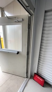 Metal door with continuous hinges