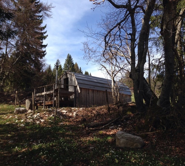 La hutte : une retraite rustique et chaleureuse à La Petite Échelle.