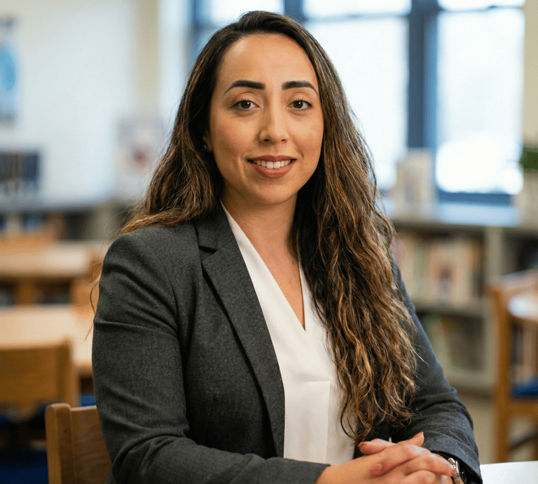 Retrato profissional de Julie Granata, especialista em Neuropsicopedagogia e Terapia ABA.