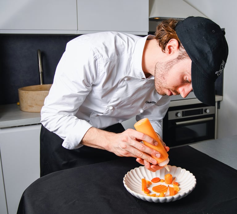 Le chef cuisinier Camille Adam dressant une assiette lors d'un service de chef privé à Marseille.