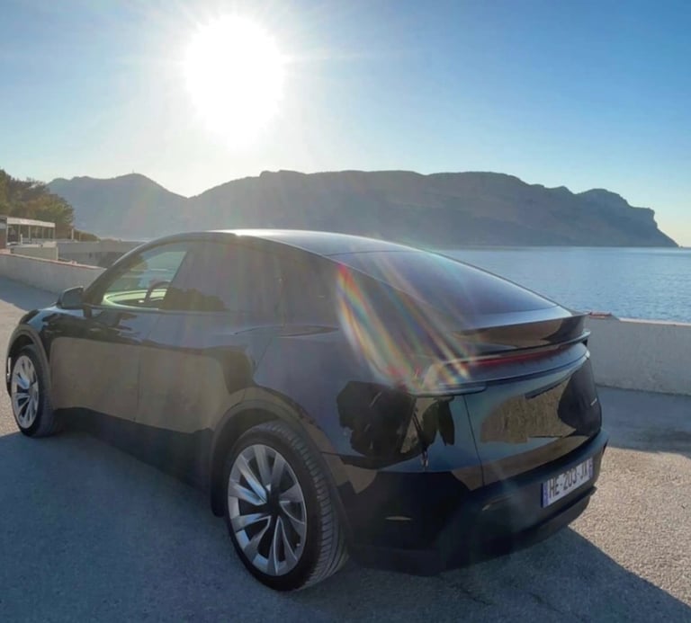 Tesla chauffeur privé VTC à Cassis bord de mer 