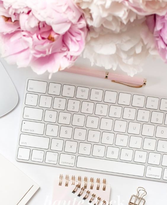 contact maria francheteau énergie quantique du cœur ordinateur blanc vase de roses roses