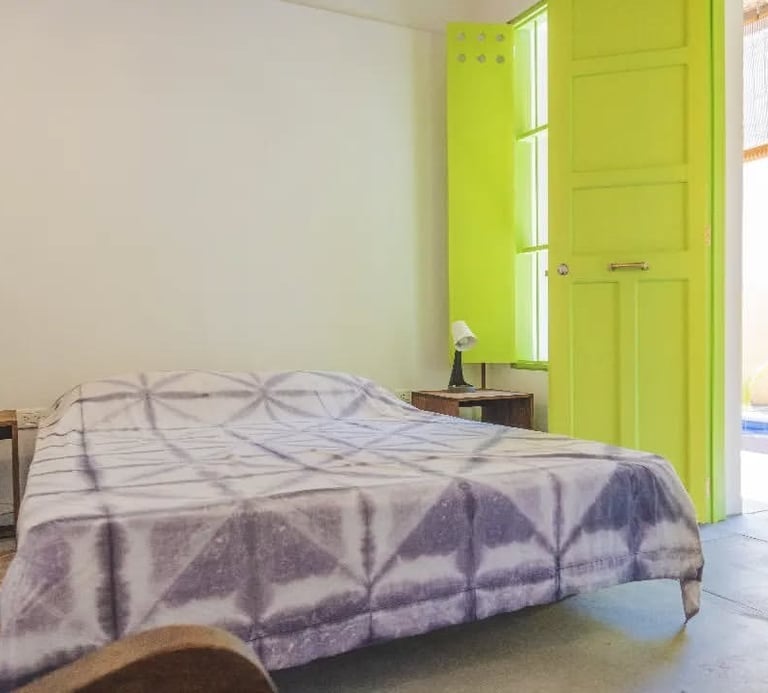 Habitación doble con cama grande en Casa Bela Honda Tolima.