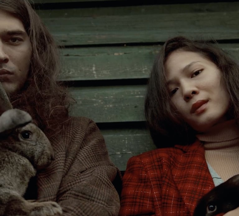 GORIGO creatividad publicitaria pareja con un conejo peludo marron