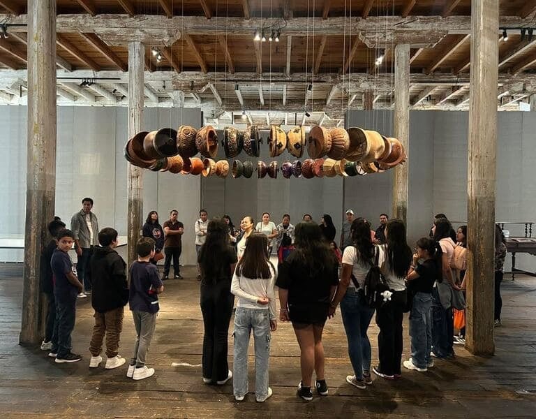 Alumnos de Ice Peak English en una práctica presencial.