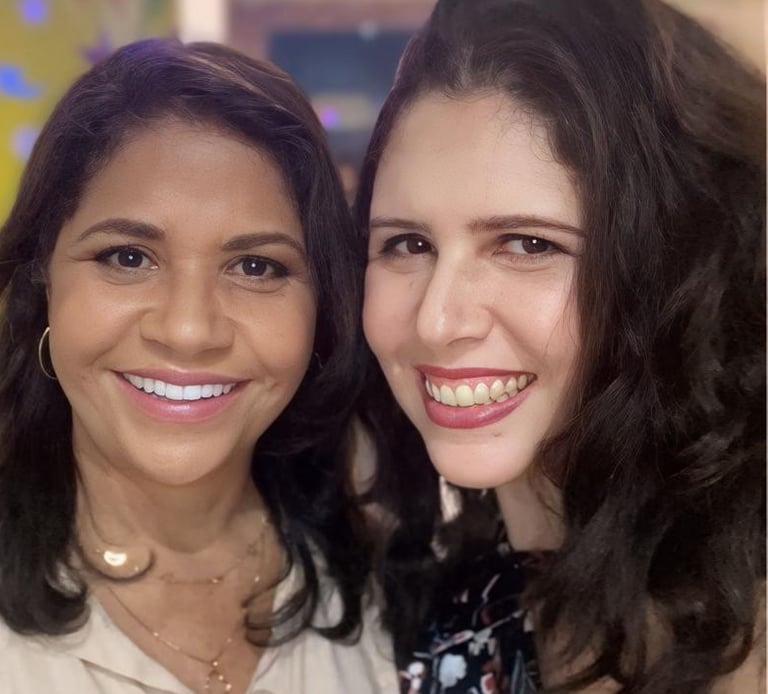 Imagem mostra duas professoras que organizam o intercâmbio na Inglaterra