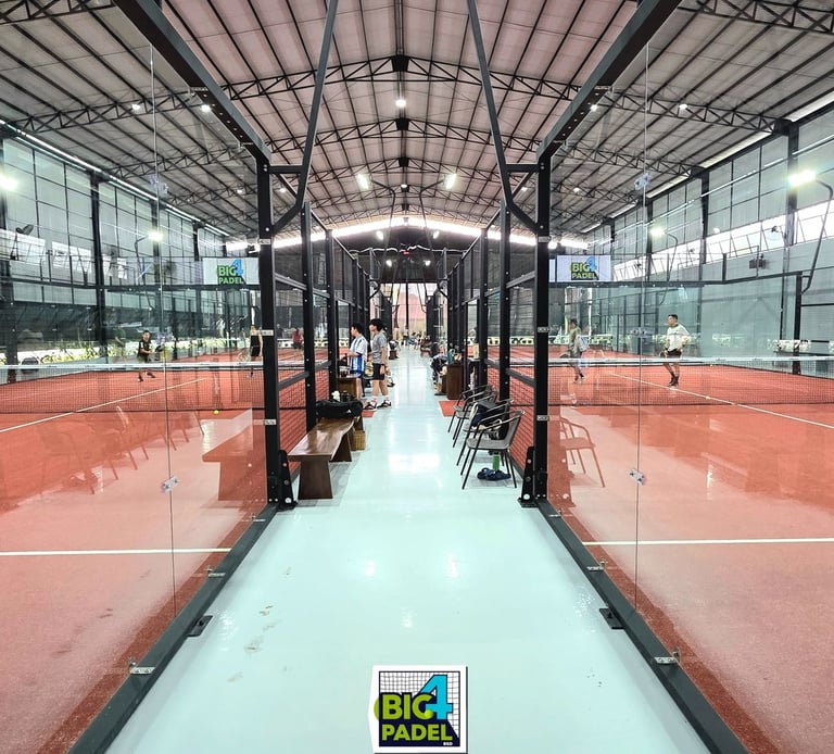 big distance between courts at big4padel