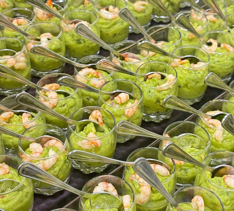 Cóctel de Gazpacho, Champiñones rellenos, Guacamole con camarón salteado y Gravlax de salmón sobre b