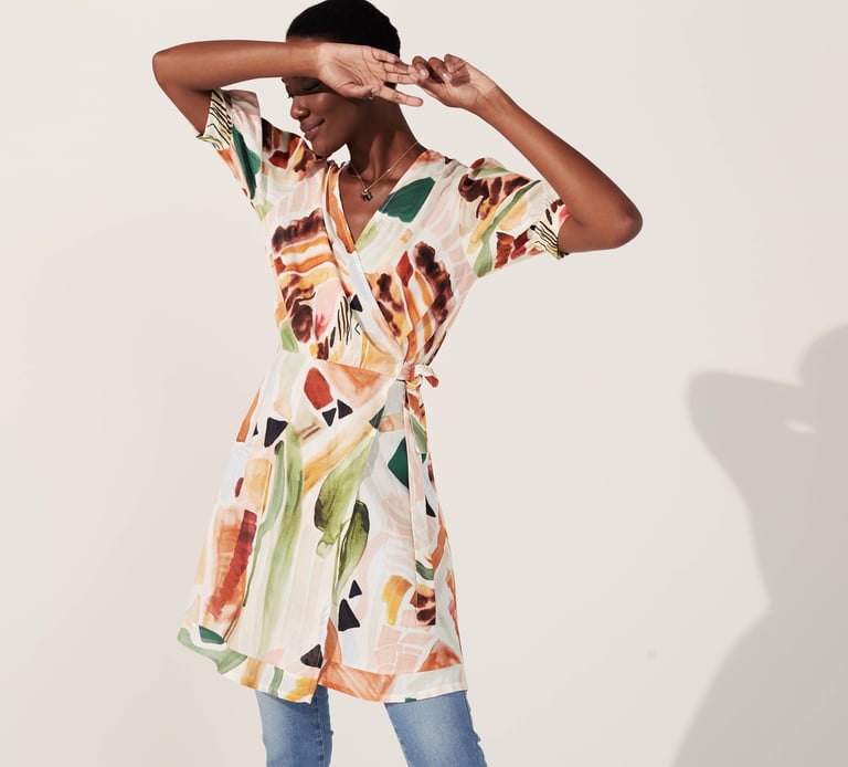 Vestido estampado com arte exclusiva criada a mão para marca de moda feminina