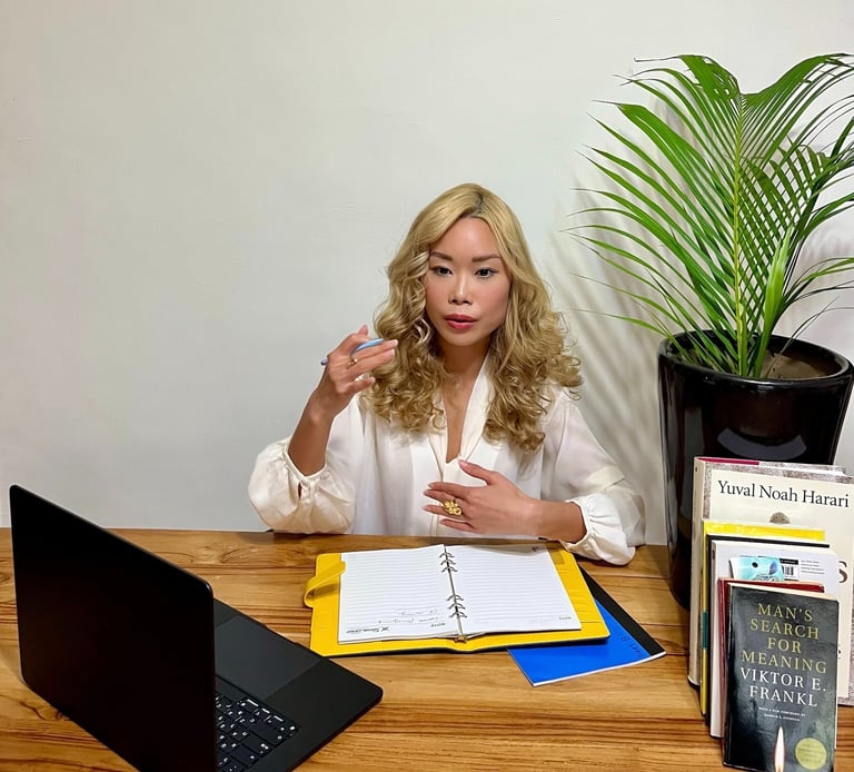 Renee Lin coaching a client one-on-one at her desk