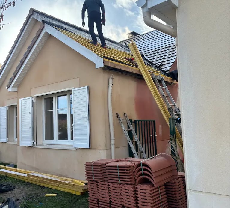 Pose de tuiles neuves sur liteaux et écran sous-toiture lors d'une rénovation à Montmorency.
