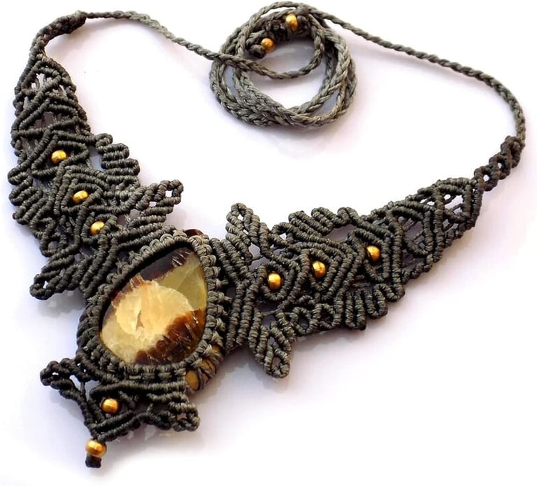 Collar de macramé gris hecho a mano con un colgante de piedra en forma de lágrima y cuentas doradas