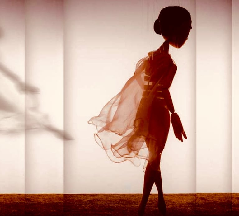 Marionettenpuppe ohne Schnüre, die einen leichten Umhang um hat