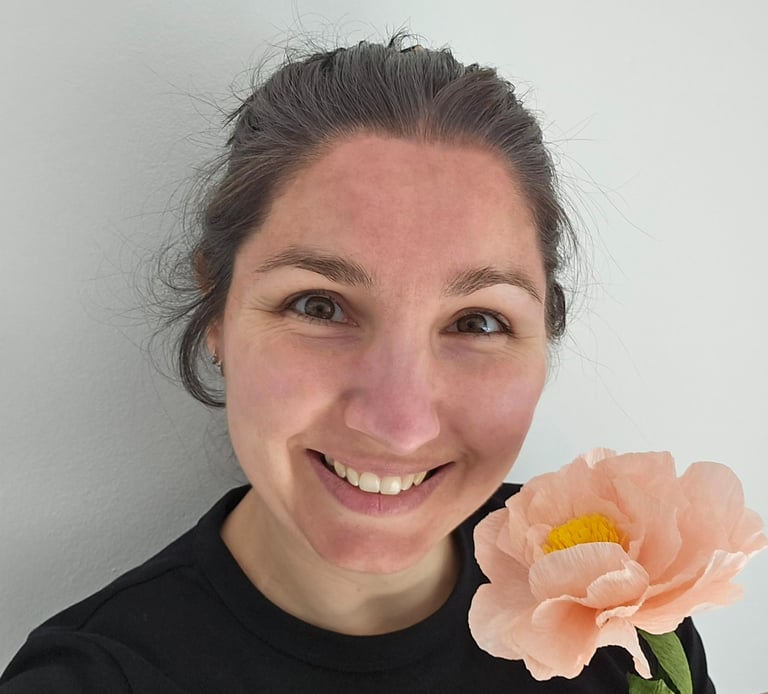 Mila, de maker achter De Papieren Bloemenwinkel, met crêpepapier bloem