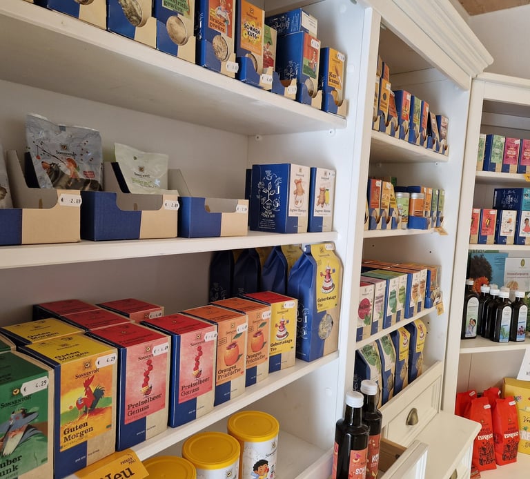Regale mit Produkten von Sonnentor