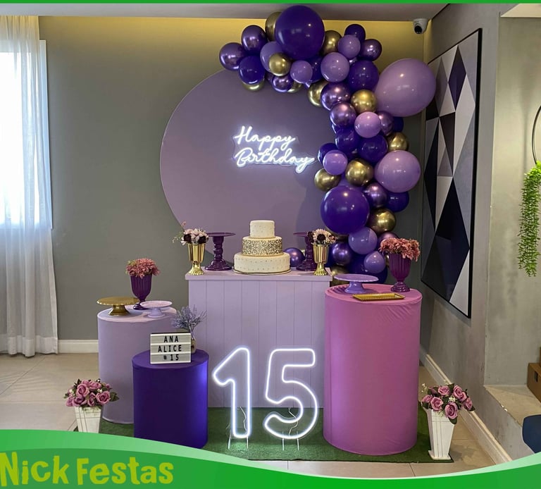 Decoração 15 anos roxo e lilás com painel personalizado e balões na Freguesia do Ó SP