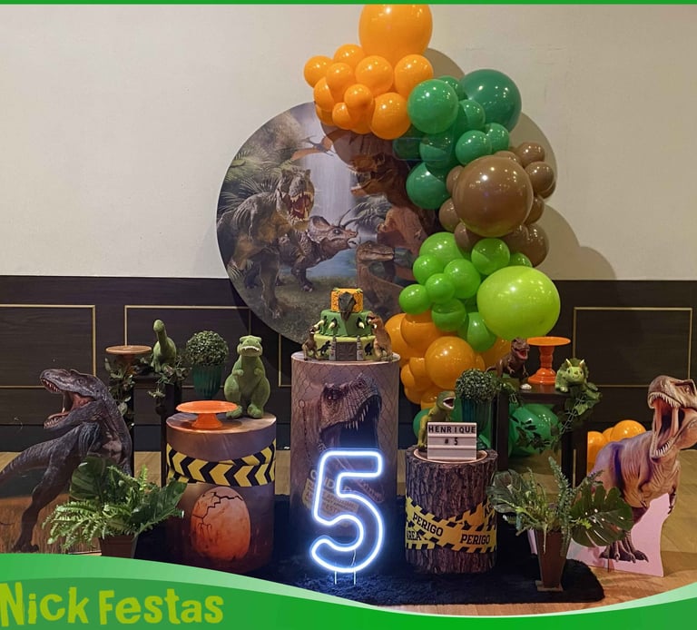 Decoração infantil dinossauros com painel jurássico e balões verdes na Freguesia do Ó SP