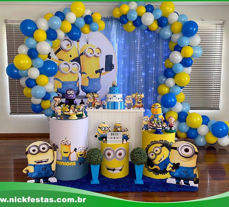 Decoração infantil tema Minions com cores vibrantes e personagens divertidos para festa
