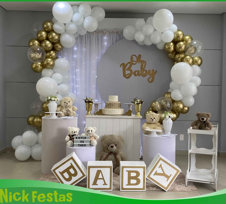 Decoração infantil teen com visual moderno, elementos vibrantes e cenário estiloso para festa linda