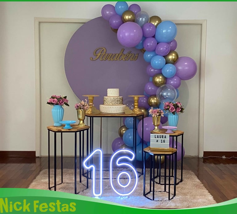 Decoração infantil teen com estilo moderno, cores vibrantes e cenário forte para festa mega incrível