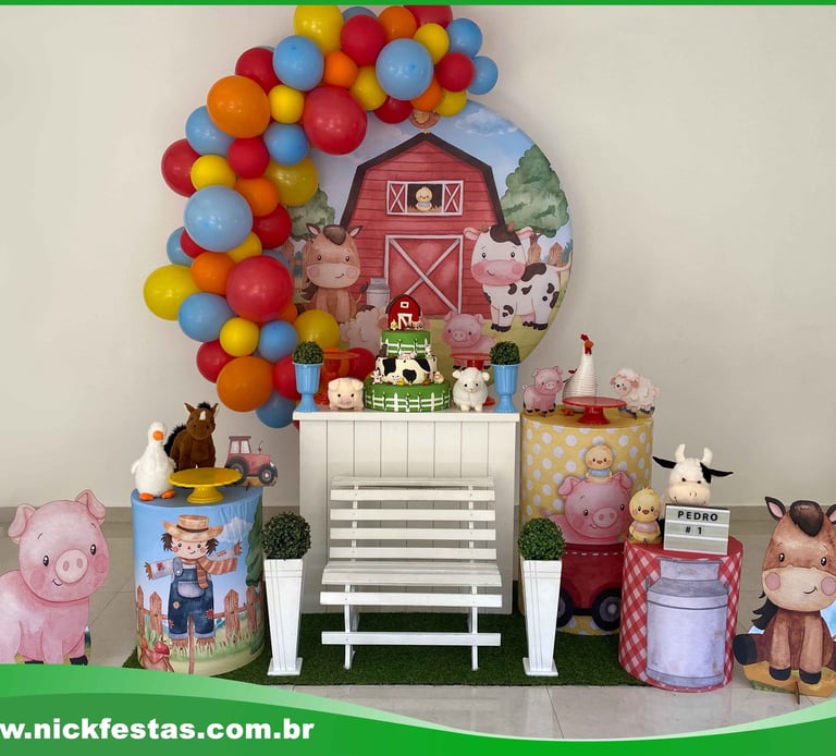 Decoração infantil tema Fazendinha com animais fofos, cores alegres e detalhes rústicos