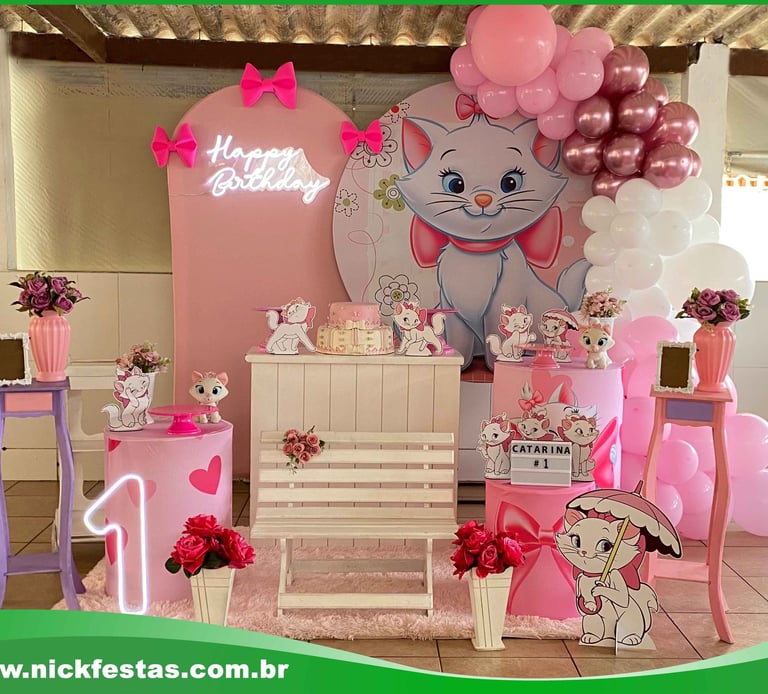 Decoração da Gatinha Marie com balões rosa e branco – festa infantil encantadora da Nick Festas