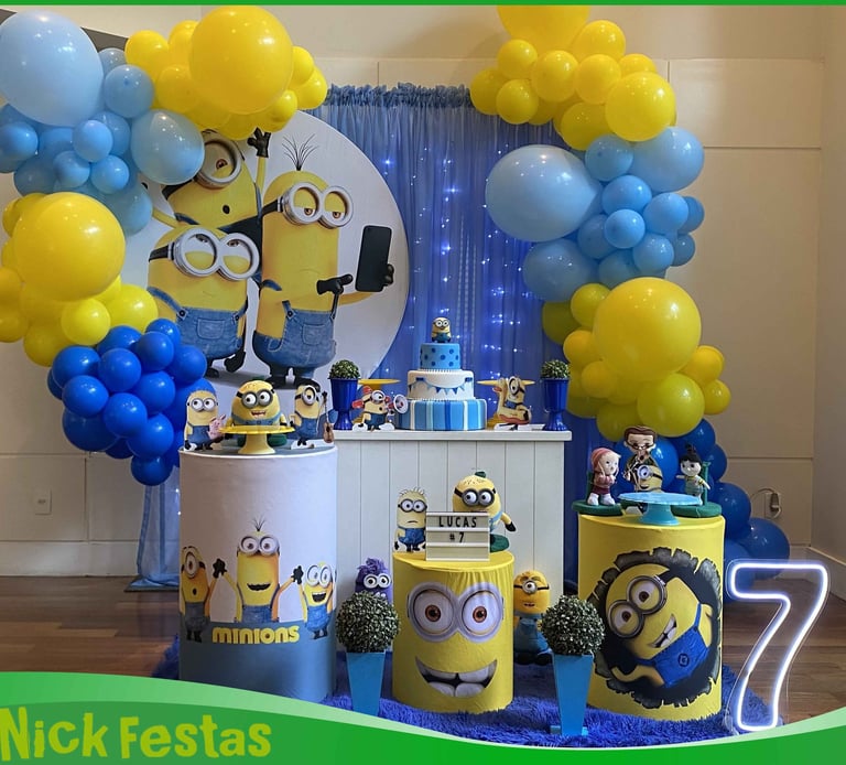 Decoração infantil tema Minions com cores vibrantes e personagens divertidos para festa
