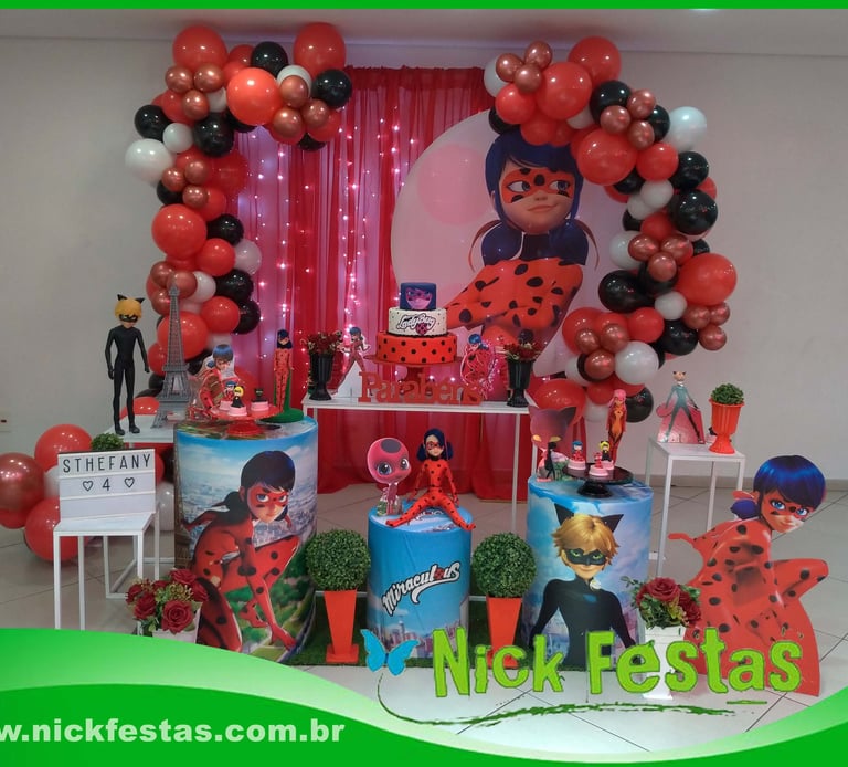 Decoração infantil tema Lady Bug com cores vibrantes e detalhes heroicos e divertidos