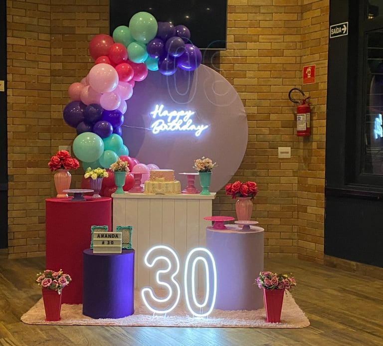 Decoração infantil tema De Repente 30 com cores vibrantes