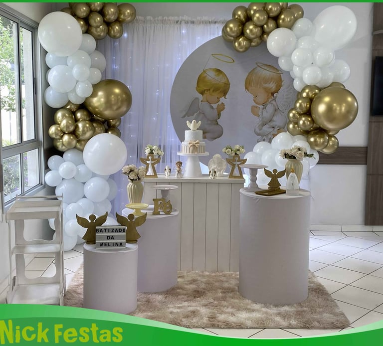 Decoração de batizado anjinhos branca e dourada na Freguesia do Ó SP