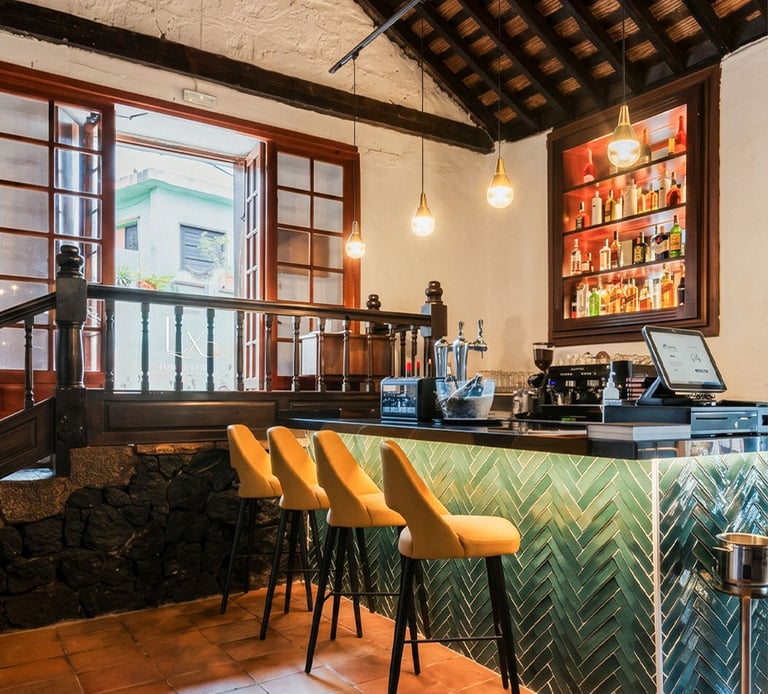 Interior de Esterlicia con barra de cerámicos verdes y arquitectura con vigas