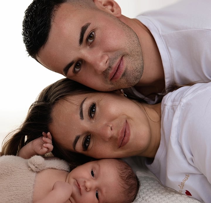 photo des 3 têtes une sur l'autre, bébé, maman, papa
