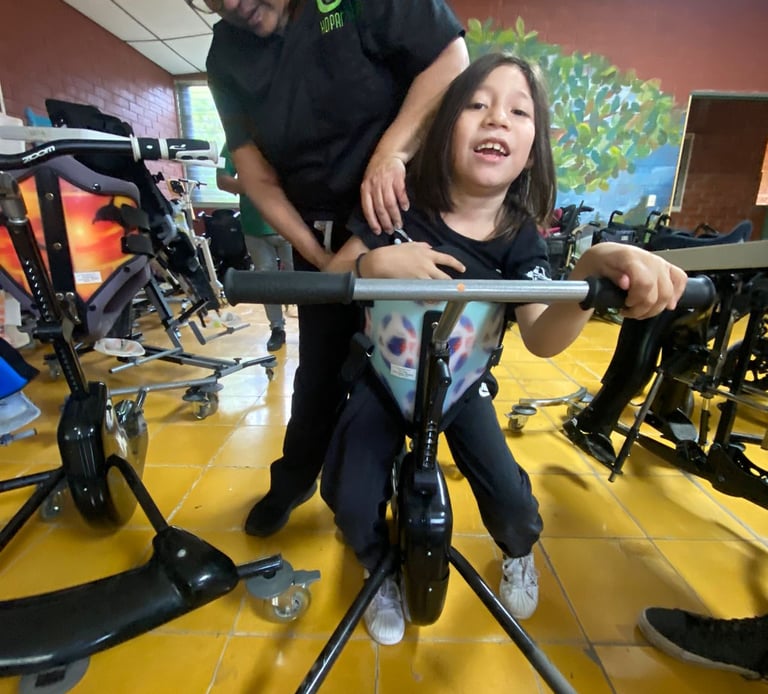 Nina con aparato y 1 persona del centro de rehabilitation