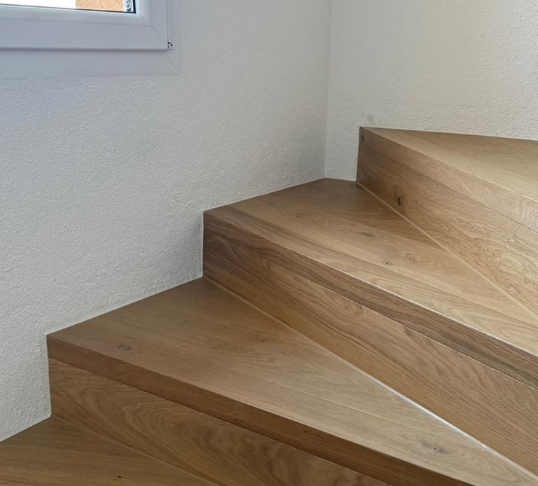 Escalier en parquet en bois massif réalisé par Nuances & Parquets à Fribourg