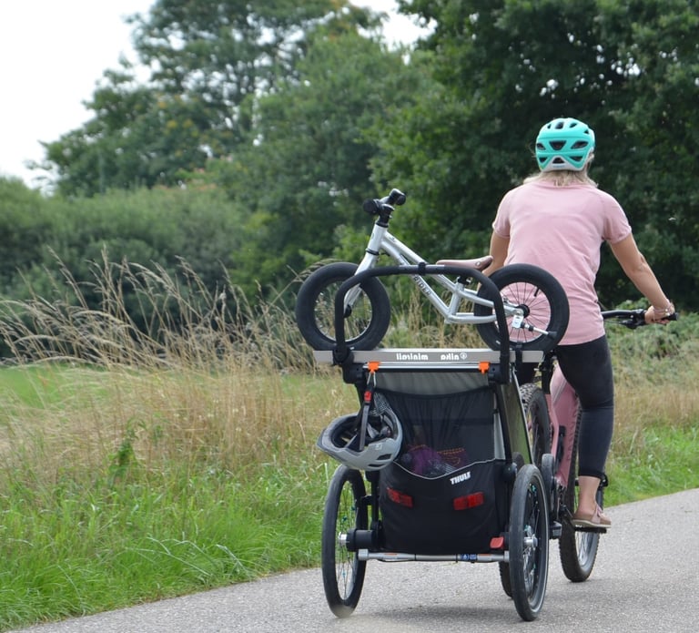Thule-Fahrradanhaenger-Laufrad-Kinderfahrrad-Befestigung-Halterung-Spazieren-Woom-Early Rider-Pucky