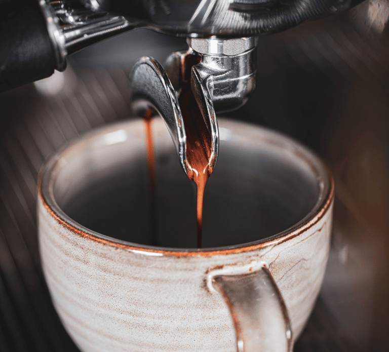 extração de um café cremoso caindo na xícara, sabor real e a doçura natural do cafe especial