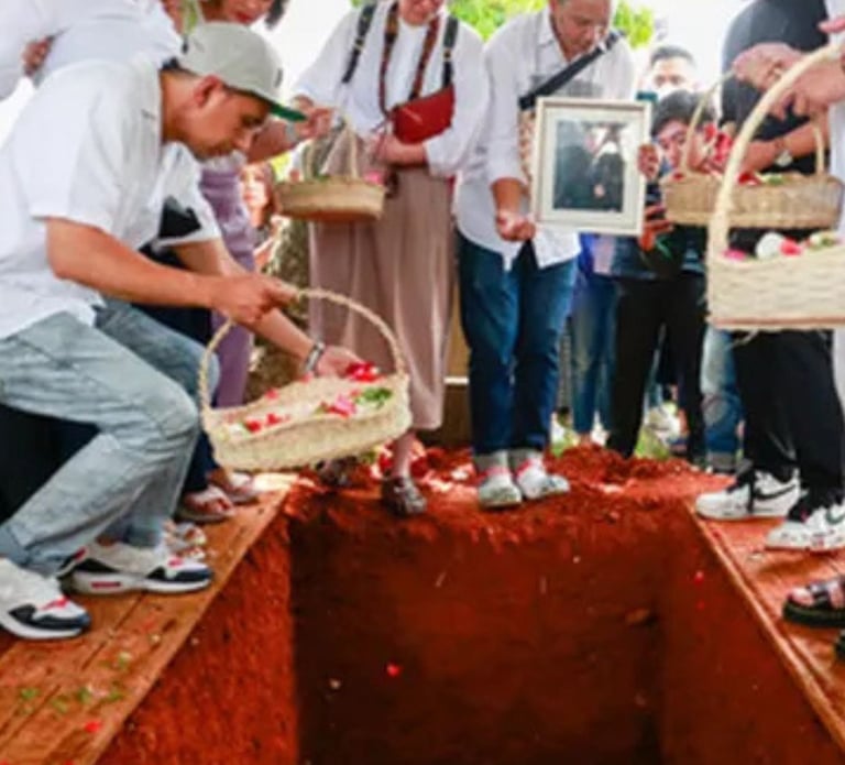 San Diego Hills Memorial Park prosesi tabur bunga