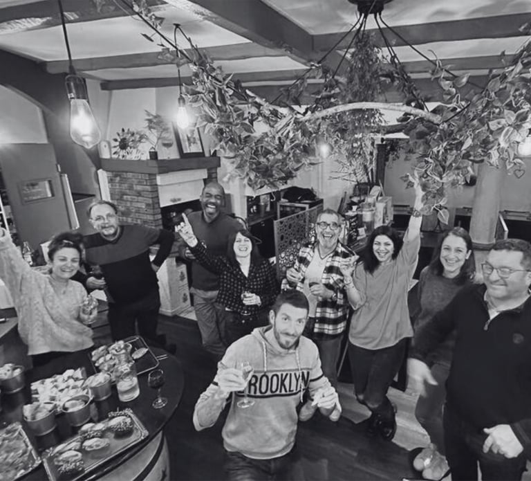 Les membres du bureau des Pros de Sto : photo en noir et blanc au restaurant lors d'une réunion