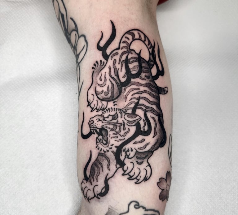 Tatuaje realista de tigre en blanco y negro en el brazo – Dasa Ink Barcelona