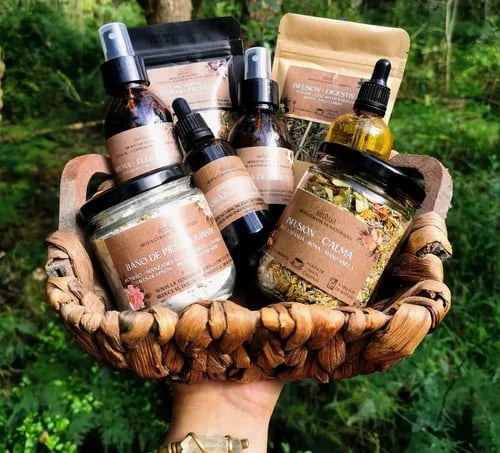 set de productos de shamana en un cesto de mimbre