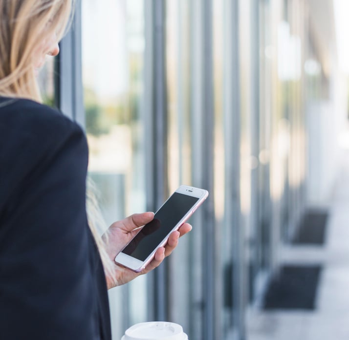 Business-Woman-reading-e-zine