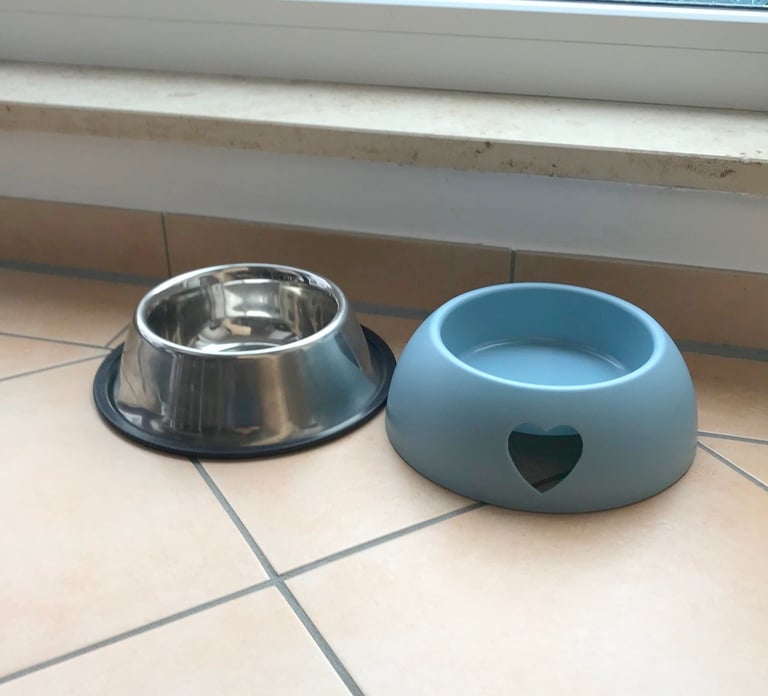 Hundeurlaub in der Ferienwohnung in Juliusruh - Hundenäpfe