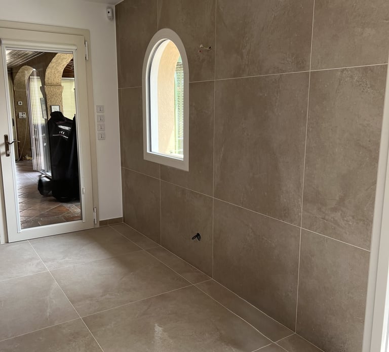 Pièce rénovée avec carrelage moderne